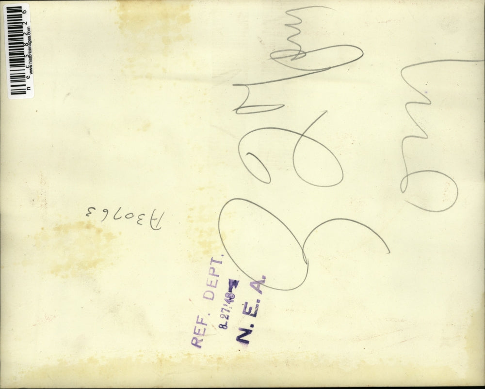 1948 Press Photo Russian consulate empoloyee asks police to clear the doorway.