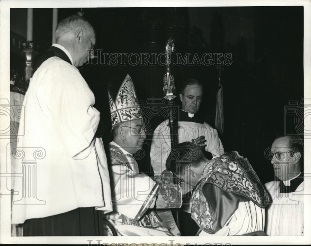 1941 Press Photo The Rev Bernard Sheil officiated at left is Rev Francis J Lyons