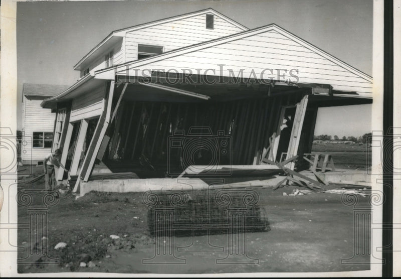 Load image into Gallery viewer, 1959 Press Photo Palatine's storm caused local version of Leaning Tower of Pisa.

