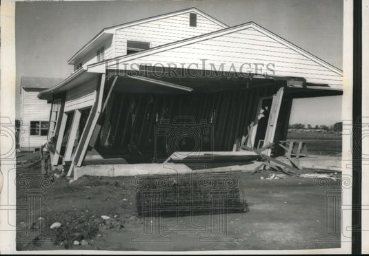 1959 Press Photo Palatine's storm caused local version of Leaning Tower of Pisa.