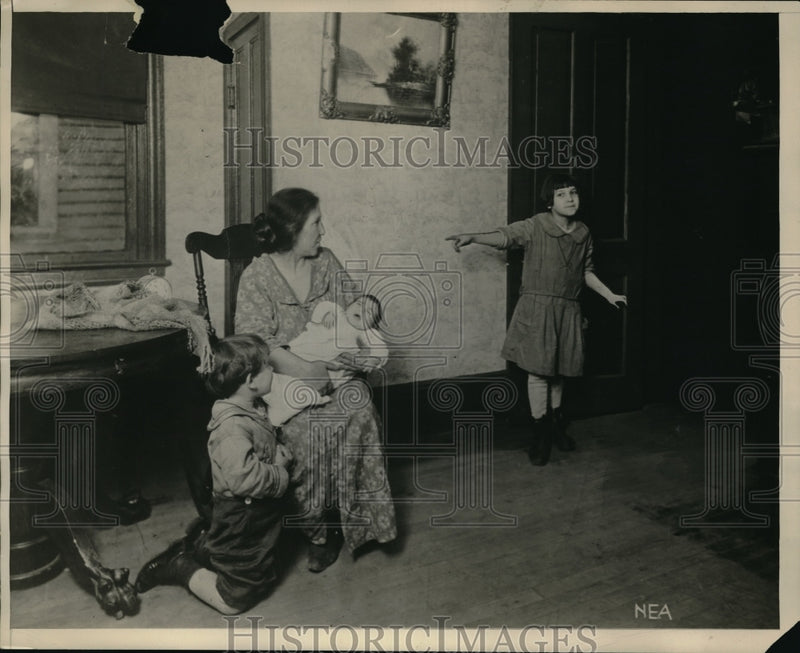 Load image into Gallery viewer, 1928 Press Photo Types Of Mothers and Kids
