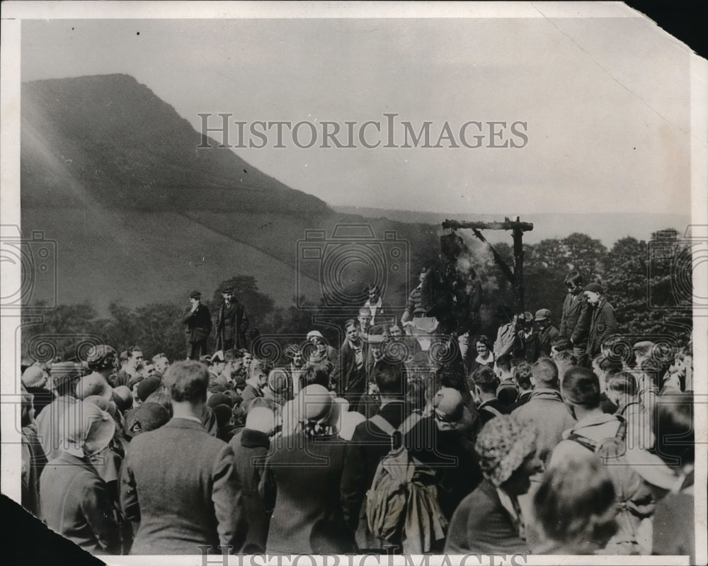 1933 Press Photo Figured named the "Litter Lout"being burned in the Chew Valley,
