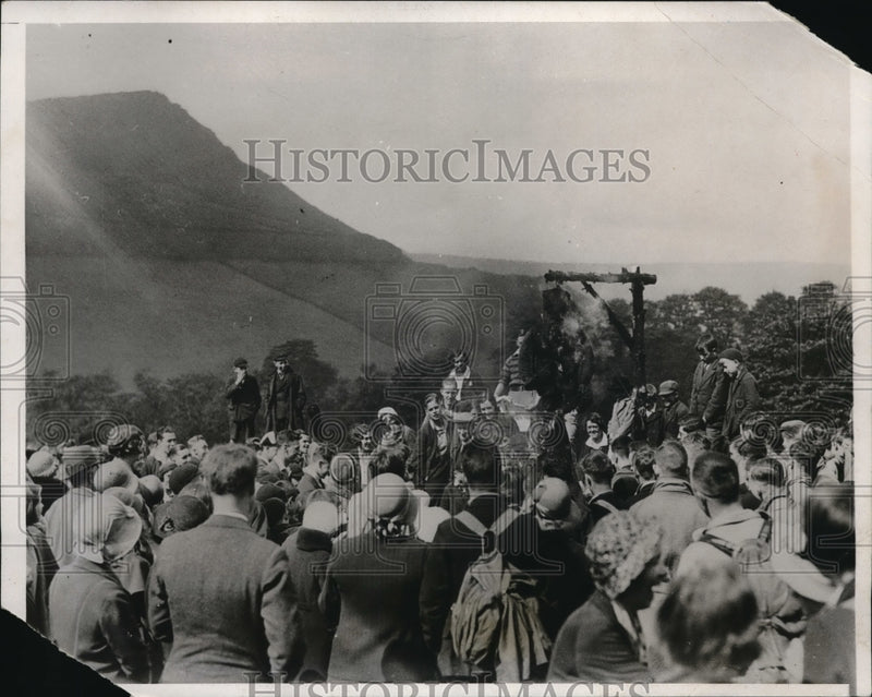 Load image into Gallery viewer, 1933 Press Photo Figured named the "Litter Lout"being burned in the Chew Valley,
