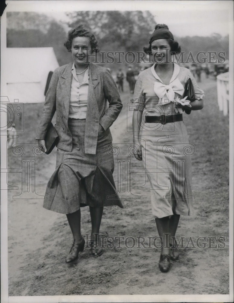 Load image into Gallery viewer, 1933 Press Photo Audrey Davis and Beatrix Bush at United Hunts Racing Assn
