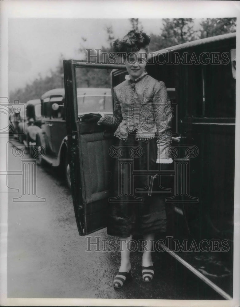1949 Press Photo Viscountess St David Wears Victorian Outfit Of Black Satin
