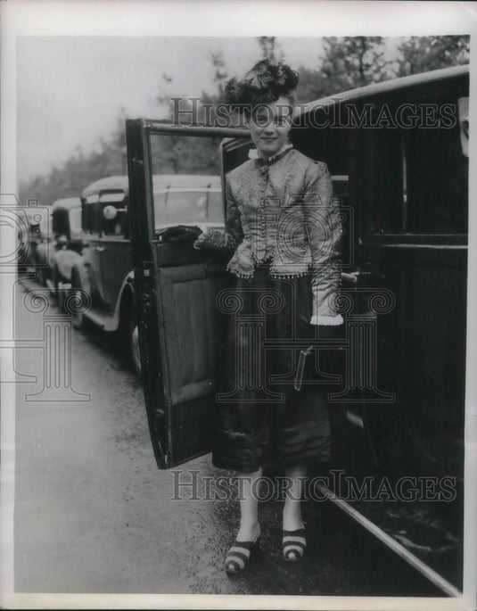 1949 Press Photo Viscountess St David Wears Victorian Outfit Of Black Satin