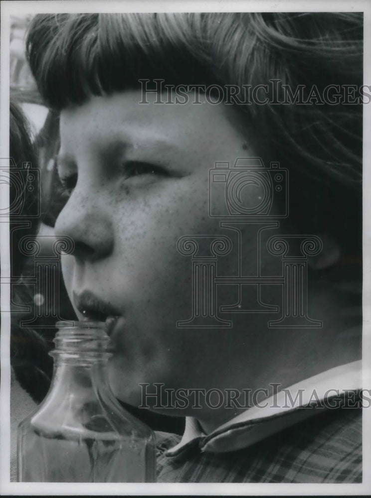 1962 Press Photo Phyllis Grant, Part of Jug and Bottle Band