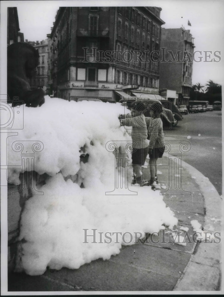 1961 Press Photo Children Pour Soap In Fountain In Nice France- Historic Images