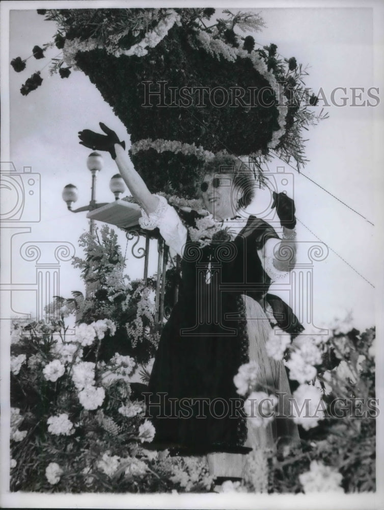 Load image into Gallery viewer, 1960 Press Photo Flower Salesman Finette Waves From Parade Float - nec58687
