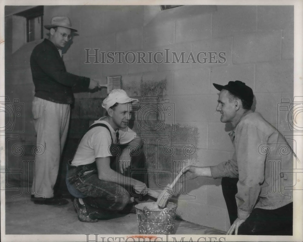 1955 Press Photo Jacob Nitz, Dwight Firestine, Clem Shoemaker, paint a church