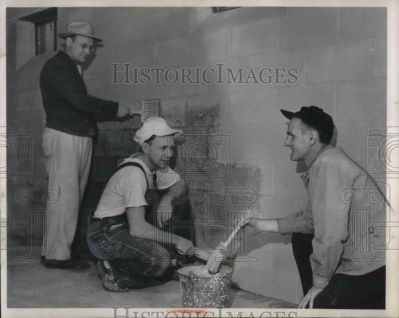 Load image into Gallery viewer, 1955 Press Photo Jacob Nitz, Dwight Firestine, Clem Shoemaker, paint a church

