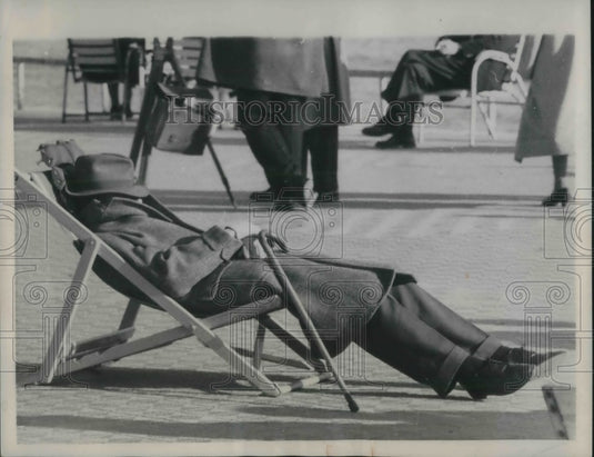 1959 Press Photo Nice, France tourist in cold weather at seaside - nec58809- Historic Images