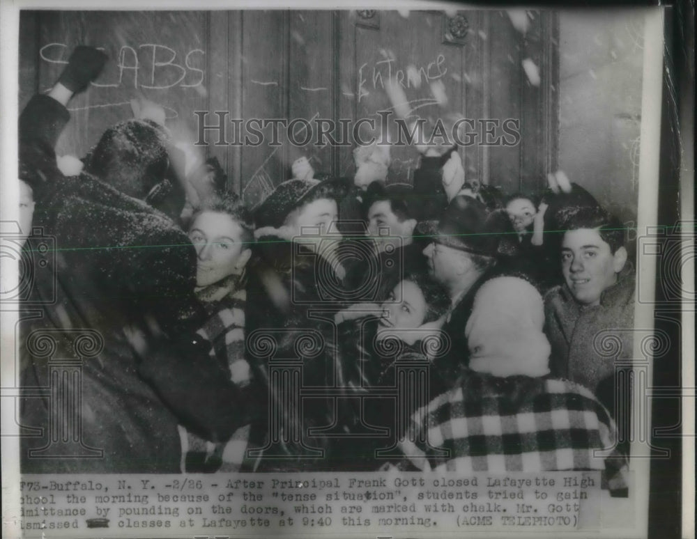 1947 Press Photo Rowdy student at Lafayette HS was closed by principal