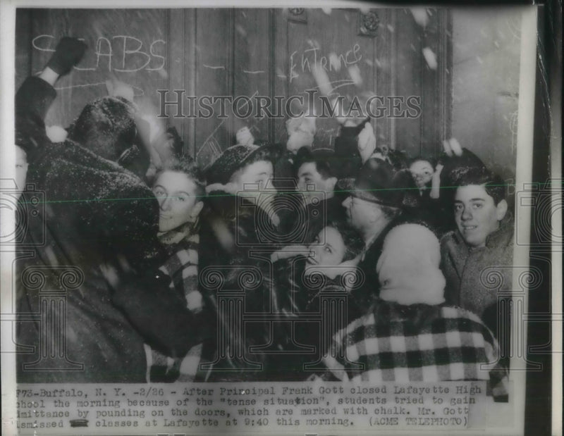 Load image into Gallery viewer, 1947 Press Photo Rowdy student at Lafayette HS was closed by principal
