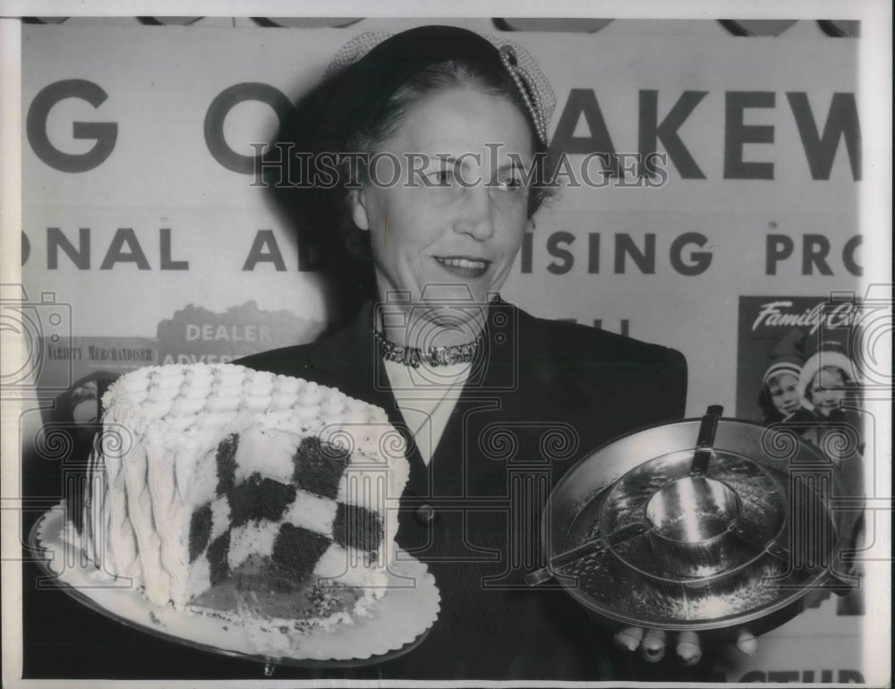 1950 Press Photo Chicago, Mrs Al Mayer & a checkered marble cake at show
