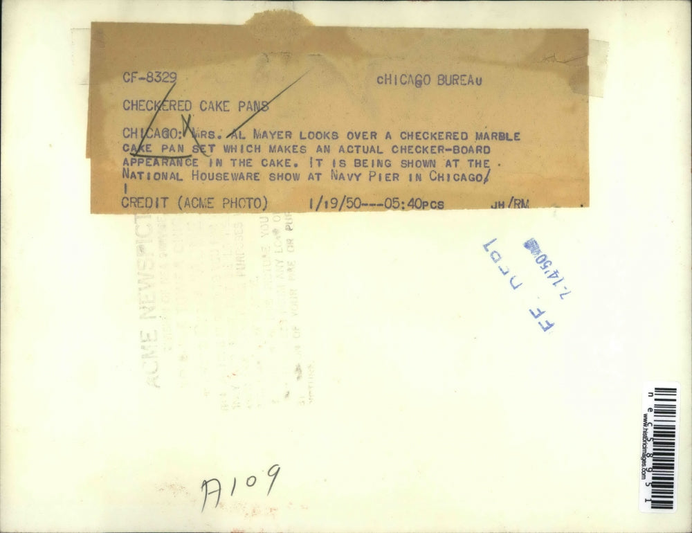 1950 Press Photo Chicago, Mrs Al Mayer & a checkered marble cake at show