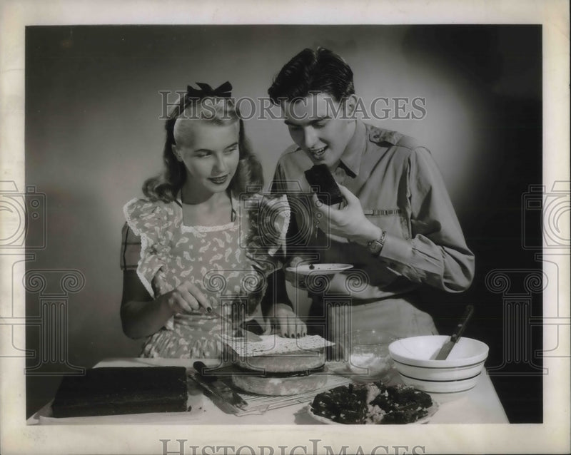 Load image into Gallery viewer, 1945 Press Photo A lady &amp; a soldier with cake she baked
