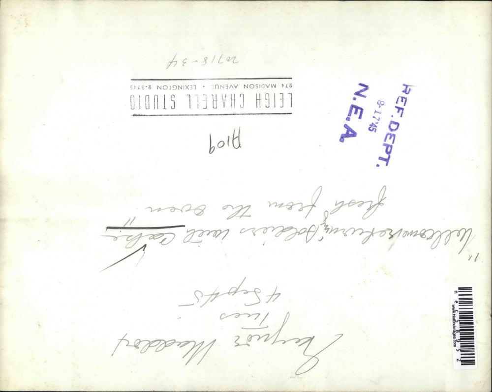 1945 Press Photo A lady & a soldier with cake she baked