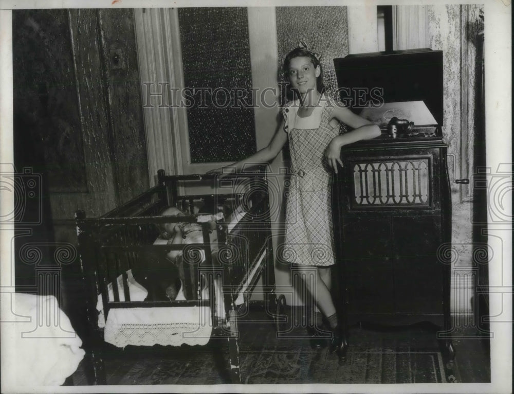 1933 Press Photo Evelyn Di Biase invents rocking crib for babies