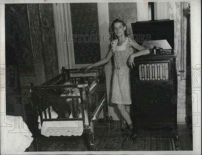 Load image into Gallery viewer, 1933 Press Photo Evelyn Di Biase invents rocking crib for babies
