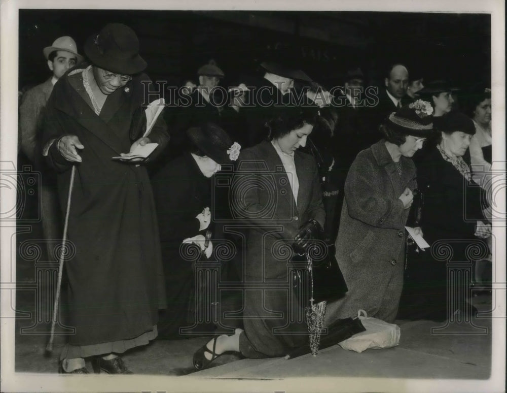 1939 Press Photo Kneeling at St. Patrick's as Archbishop Spellman is inducted