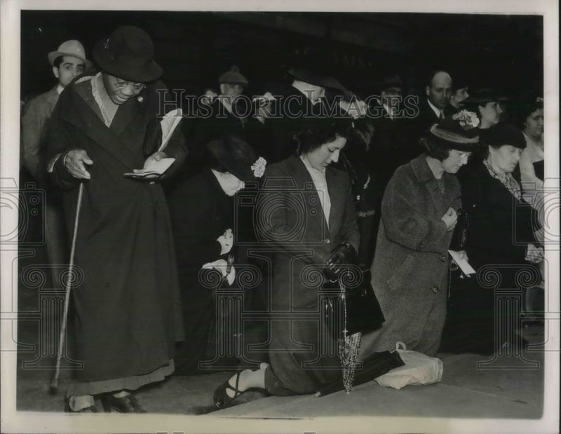 Load image into Gallery viewer, 1939 Press Photo Kneeling at St. Patrick's as Archbishop Spellman is inducted
