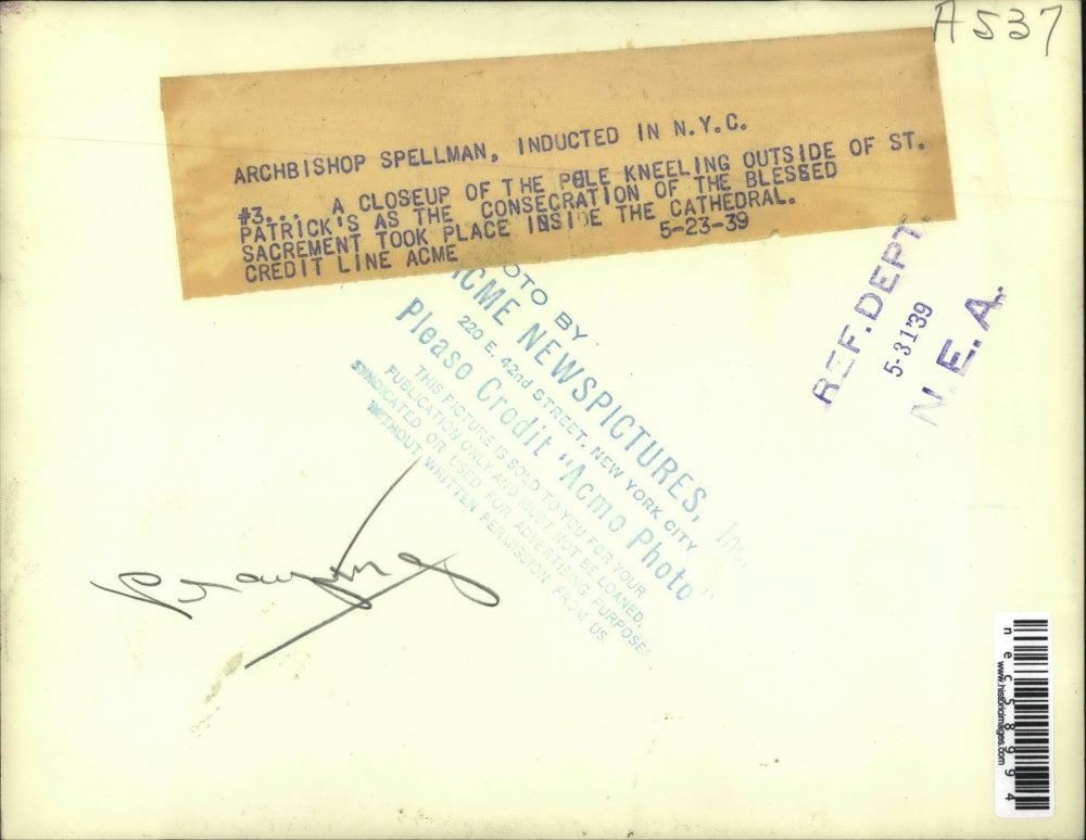 1939 Press Photo Kneeling at St. Patrick's as Archbishop Spellman is inducted