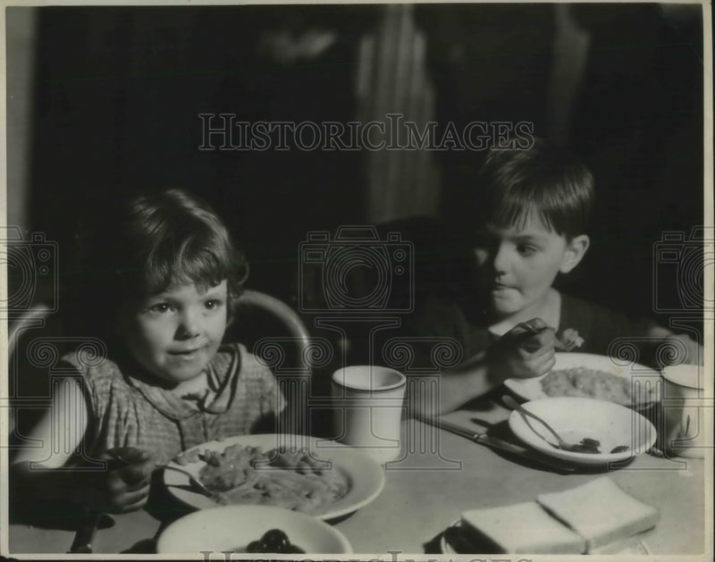 Load image into Gallery viewer, 1933 Press Photo Children at the Salvation Army 122 West 14th St. New York City
