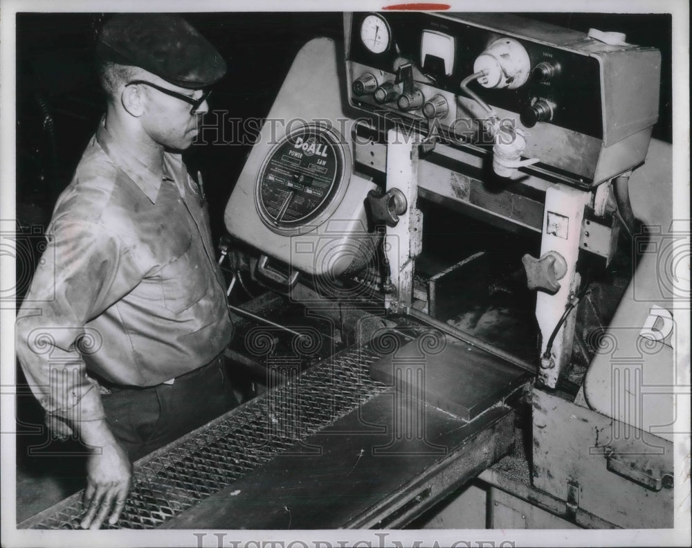 Press Photo Allen Mabry, Peninsular Steel Worker - nec59118
