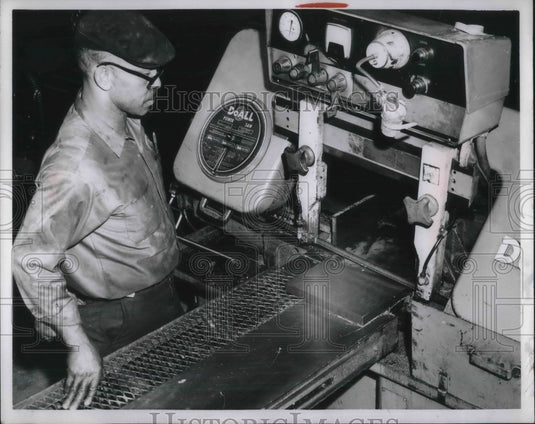 Press Photo Allen Mabry, Peninsular Steel Worker - nec59118