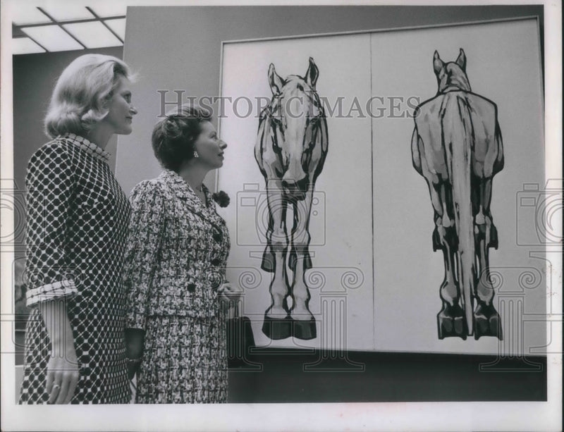 Load image into Gallery viewer, 1967 Press Photo Mrs. Howard Stern(L) see "One to One" by Anna Belle Bonds.
