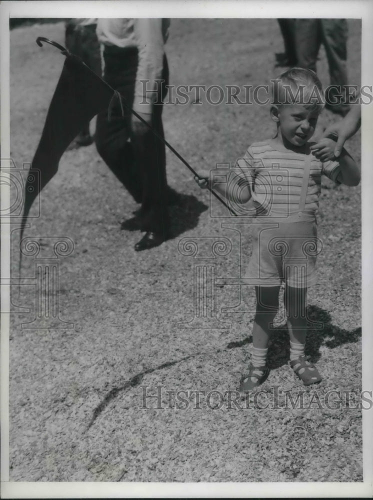 Load image into Gallery viewer, 1942 Press Photo Little fellow to see Ringling Brothers-Barnum &amp; Bailey Circus

