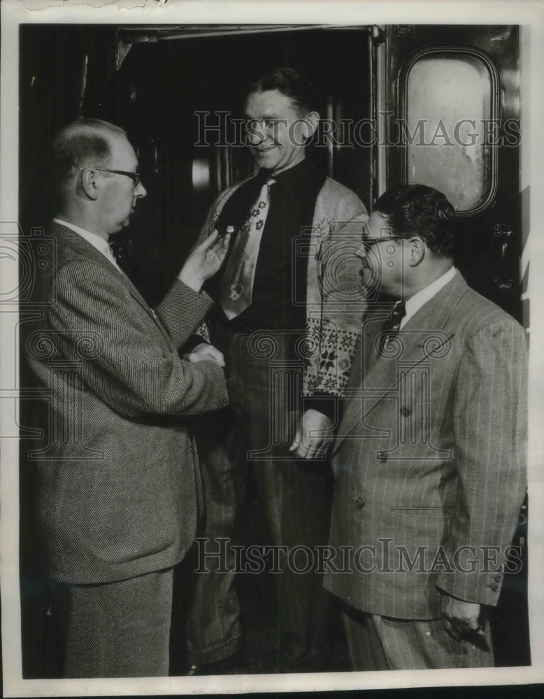 1953 Press Photo William Snooks awarded for 11 yrs of safe driving