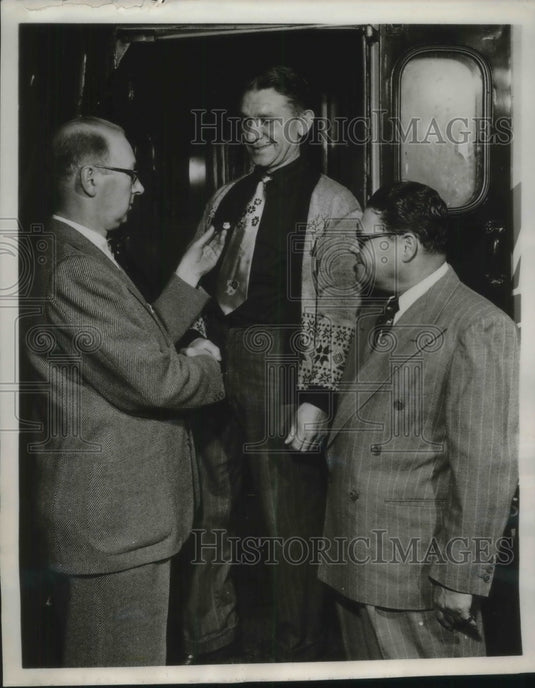1953 Press Photo William Snooks awarded for 11 yrs of safe driving