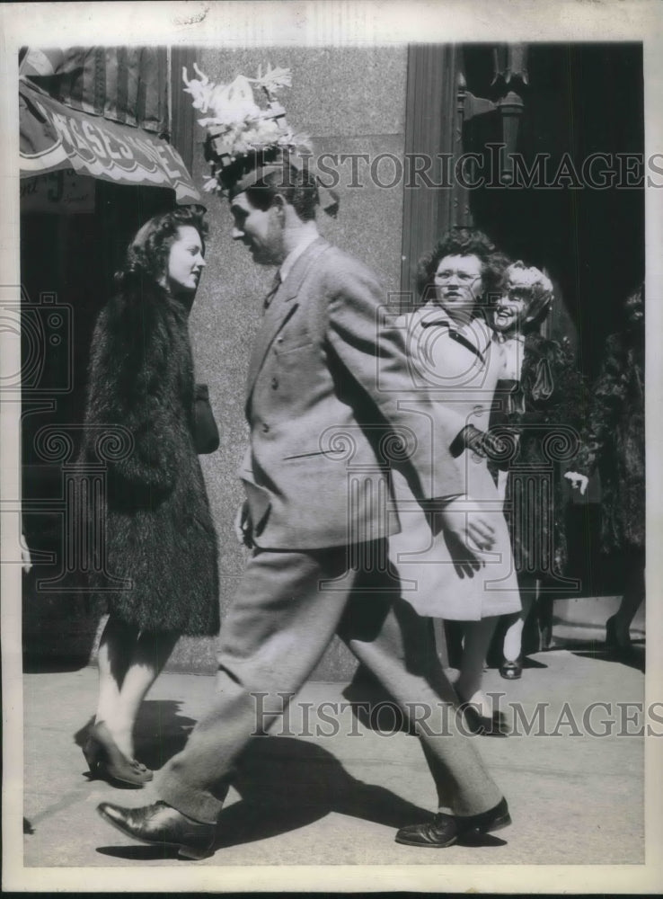 Load image into Gallery viewer, 1944 Press Photo Pat Buttram wearing "Springtime in the Stockyards" in Chicago.
