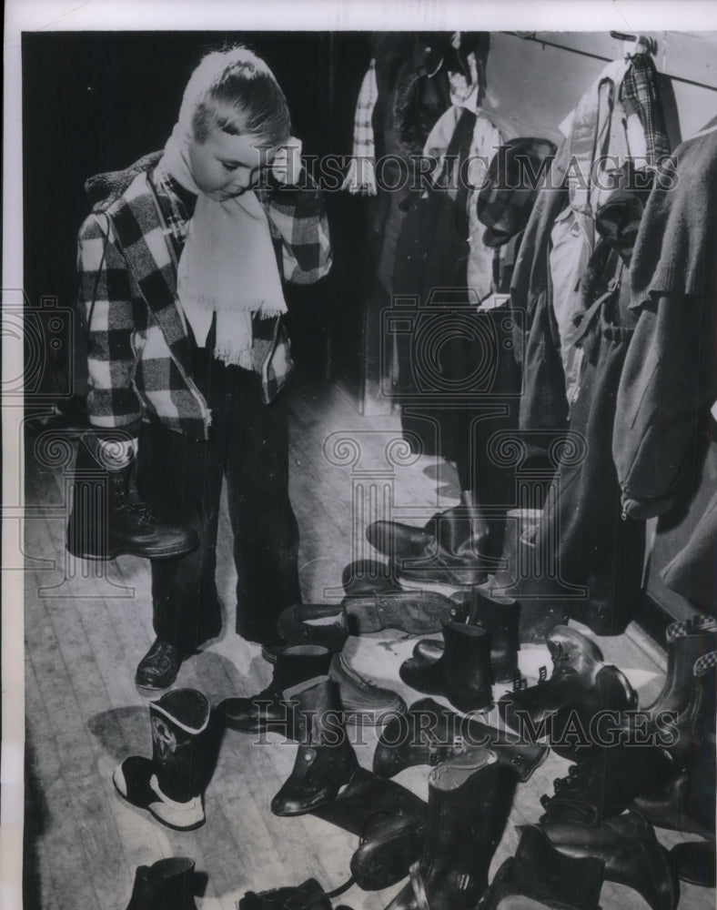1945 Press Photo at school matching boots