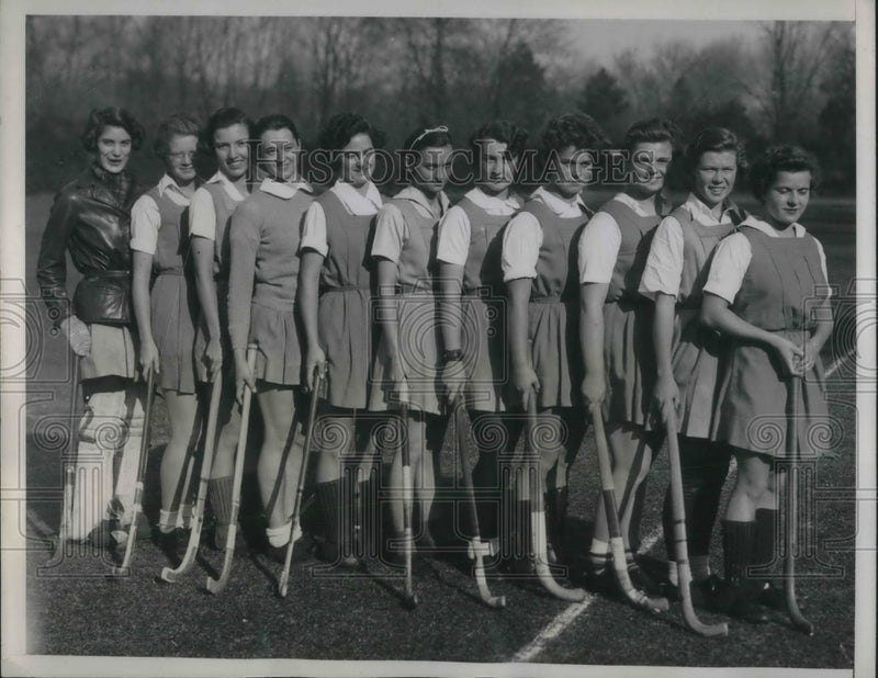 Load image into Gallery viewer, 1934 Press Photo Bryn Mayr college Hockey team, Eleanor Smith, Caroline Brown,
