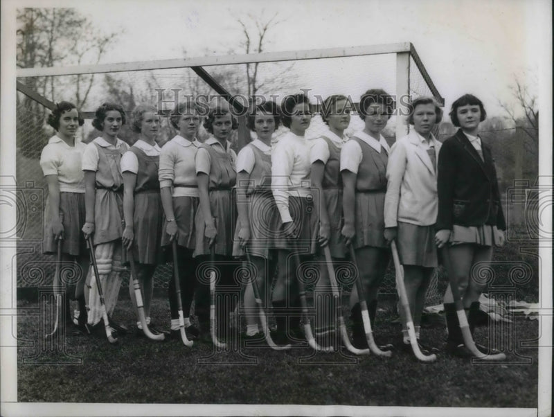 Load image into Gallery viewer, 1935 Press Photo Bryn Mawr Field hockey team Margaret Jackson, Eleanor Smith,
