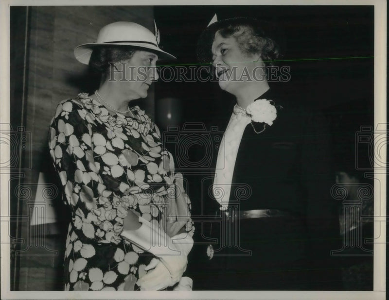 Load image into Gallery viewer, 1936 Press Photo RNC Delegates Ruth Hanna McCormick Simms - nec59505

