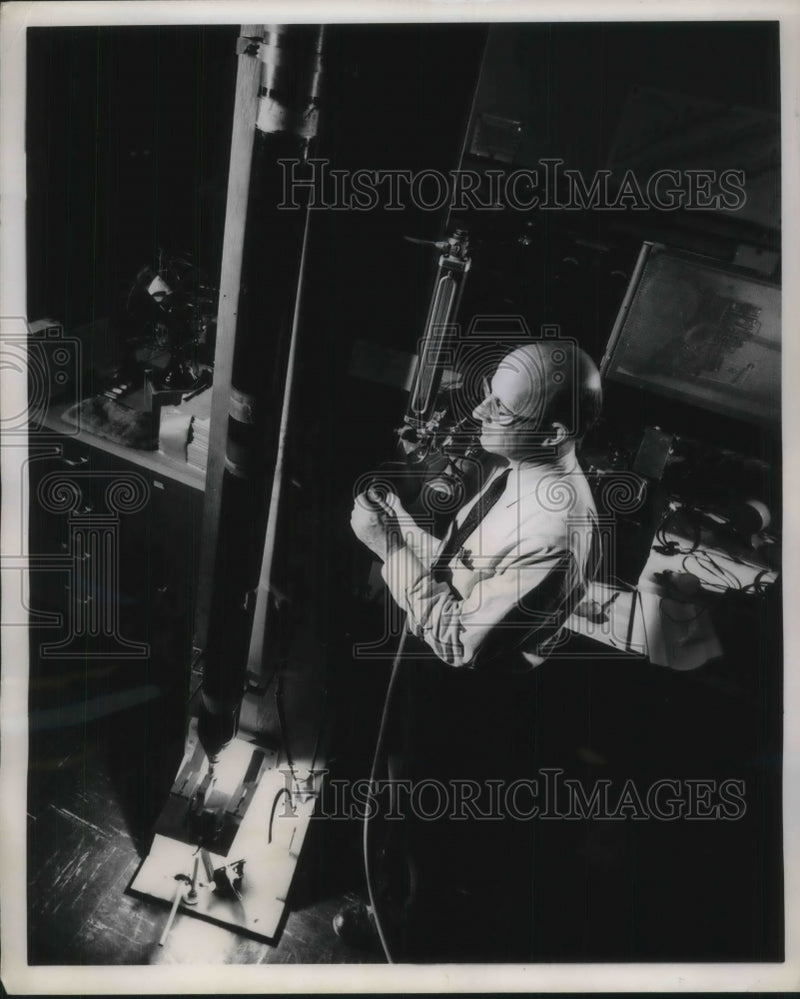 Load image into Gallery viewer, 1953 Press Photo Schenectady, NY Dr Lewis Koller at GE Research labs

