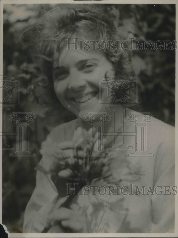 Load image into Gallery viewer, 1917 Press Photo Daisy May Simmons with a ig smile - nec59657
