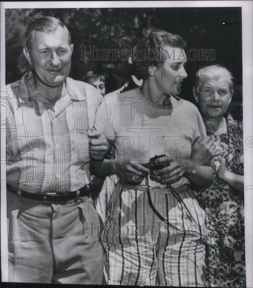 1959 Press Photo Yosemite, Calif Maria H Lip & husband Otto rescued from mts