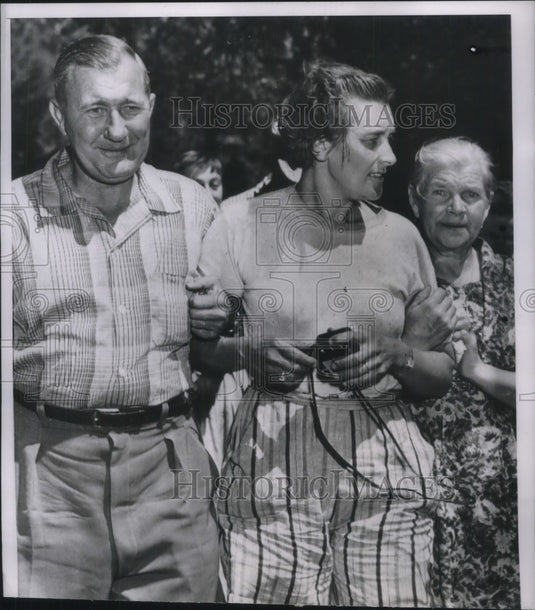 1959 Press Photo Yosemite, Calif Maria H Lip & husband Otto rescued from mts