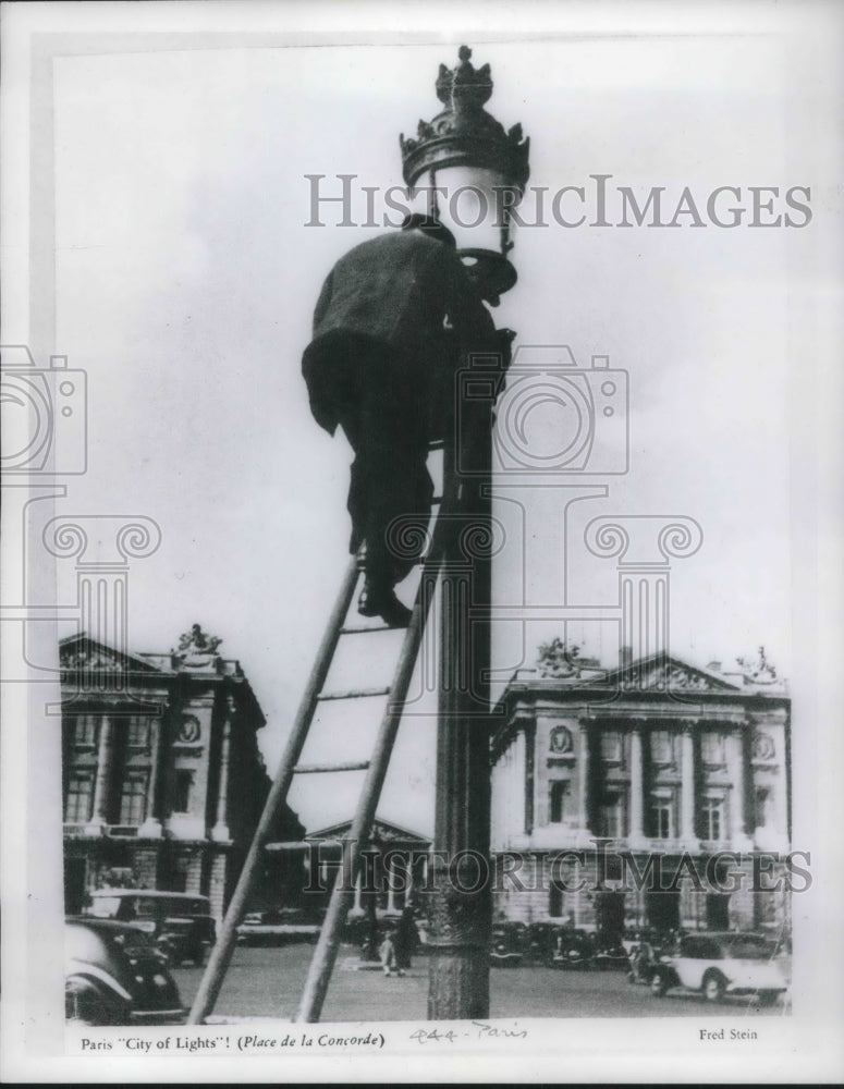Press Photo Paris "City of Lights' Lights Being Lit