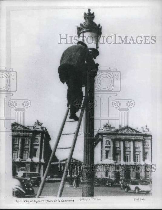 Press Photo Paris "City of Lights' Lights Being Lit