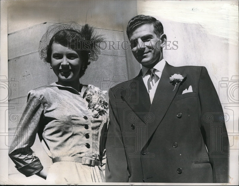 Load image into Gallery viewer, 1949 Press Photo Rep Jane Ann Noble of Kokomo, Ind, marrying Laddie Luljack
