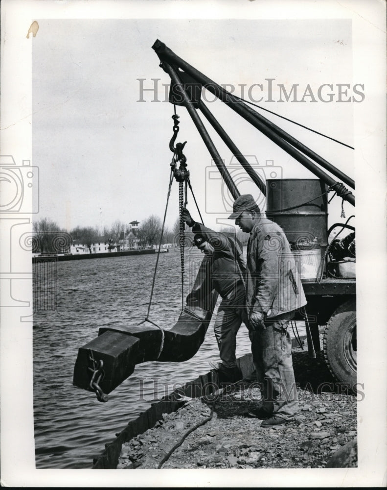 Load image into Gallery viewer, 1964 Press Photo 18 tons of rubber fendering installed on New pier at Erie, Pa
