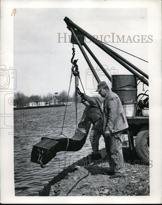 1964 Press Photo 18 tons of rubber fendering installed on New pier at Erie, Pa