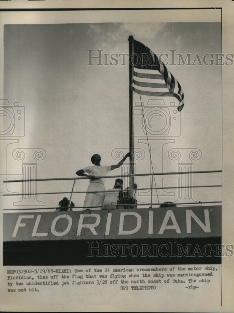 1963 Press Photo American Crew Member Floridian Ties Flag After Machine Gunned- Historic Images