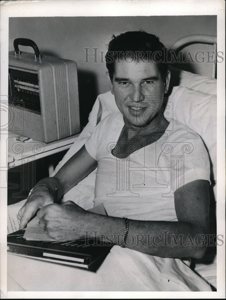 1944 Press Photo Lt George Vandebilt at his bed at Navy Hospital, Charleston, GA- Historic Images